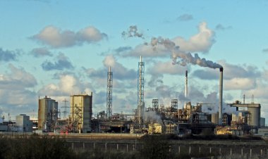 ടൈറ്റാനിയം ഫാക്ടറിയിലെ ഗ്ലാസ് ഫര്‍ണസ് പൈപ്പ് പൊട്ടി ഓയില്‍ കടലിലേക്കൊഴുകി