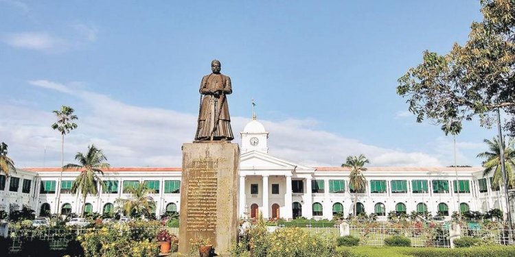 കെട്ടിടത്തിലേക്ക് ഓടിക്കയറി ആത്മഹത്യാ ഭീഷണി...