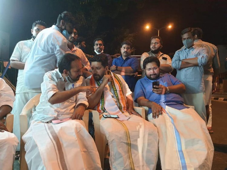 അനിശ്ചിതകാല സമരവുമായി ഷാഫി പറമ്പിലും ശബരീനാഥും