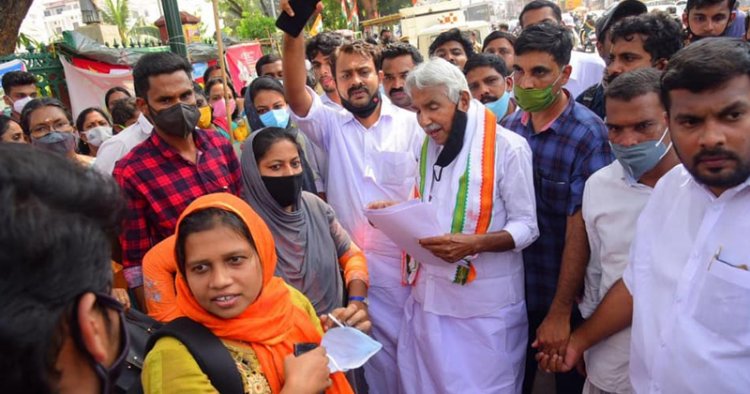 റാങ്ക് ഹോൾഡേഴ്സിനോട്‌ സർക്കാർ കാട്ടുന്നത് ക്രൂരത ; സമരവേദി സന്ദർശിച്ച് ഉമ്മന്‍ ചാണ്ടി