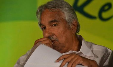 ‘പുതുപ്പള്ളി വിട്ടുപോകല്ലേ…’ കരച്ചിലോടെ പ്രവർത്തകർ, വികാരാധീനനായി ഉമ്മന്‍ ചാണ്ടി