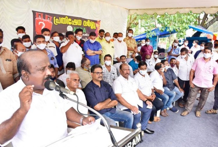 ഇന്ധനവില വര്‍ധന: കേറ്ററേഴ്‌സ് അസോസിയേഷന്‍ ധര്‍ണ നടത്തി