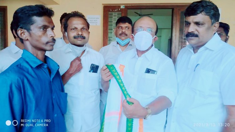 ഇടത്തിട്ട ഐക്കരേത്ത് മലയുടെ ചരുവിൽ പി. ശശിയെ DCC ആദരിച്ചു