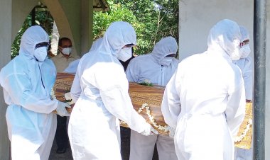 എഴുമറ്റൂർ വാളക്കുഴി കോവിഡ്‌ ബാധിച്ച്‌ മരിച്ചയാളിന്റെ സംസ്ക്കാരം നടത്തി യൂത്ത്‌ കെയർ വോളന്റിയർമ്മാർ