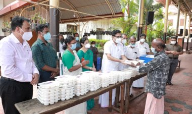 തൃശൂർ കോർപറേഷന്റെ സമൂഹ അടുക്കളയിലേക്കു ഭക്ഷണ വിതരണം നടത്തി