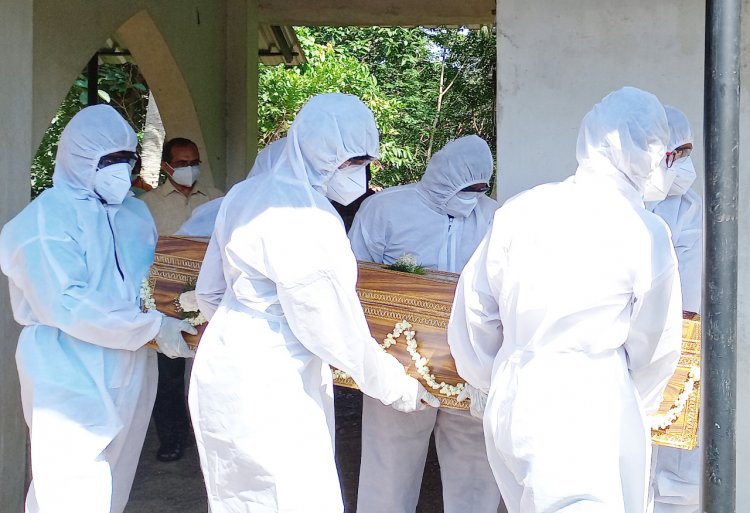 എഴുമറ്റൂർ വാളക്കുഴി കോവിഡ്‌ ബാധിച്ച്‌ മരിച്ചയാളിന്റെ സംസ്ക്കാരം നടത്തി യൂത്ത്‌ കെയർ വോളന്റിയർമ്മാർ