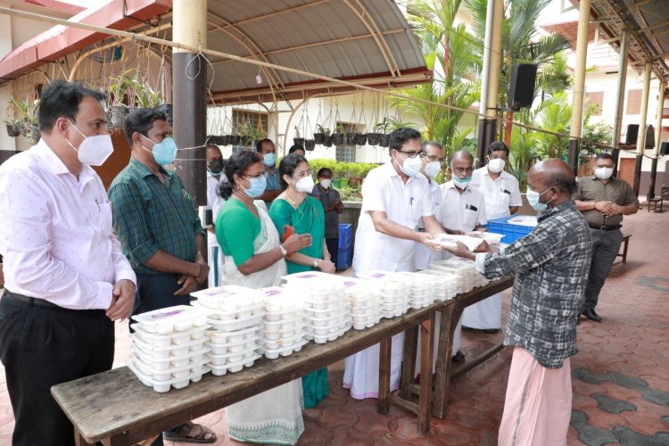 തൃശൂർ കോർപറേഷന്റെ സമൂഹ അടുക്കളയിലേക്കു ഭക്ഷണ വിതരണം നടത്തി