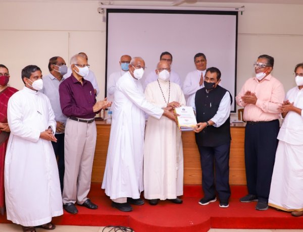 ജെ. ബി. കോശി കമ്മീഷൻ കർദിനാൾ മാർ ജോർജ് ആലഞ്ചേരിയെ സന്ദർശിച്ചു