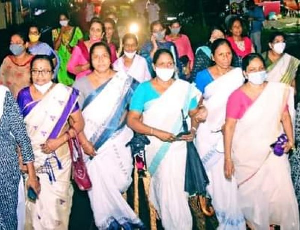 പെൺമക്കൊപ്പം വനിതകളുടെ രാത്രി നടത്തം