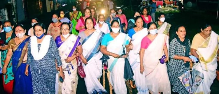 പെൺമക്കൊപ്പം വനിതകളുടെ രാത്രി നടത്തം